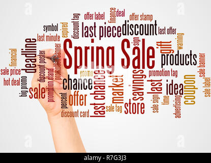 Frühling Verkauf word Cloud und Hand mit Marker Konzept auf weißem Hintergrund. Stockfoto