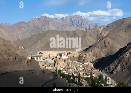 Lamayuru Kloster Lamayuru Dorf und die Verbindungsstraße von Srinagar und Leh (NH1), Ladakh, Jammu und Kaschmir, Indien Stockfoto