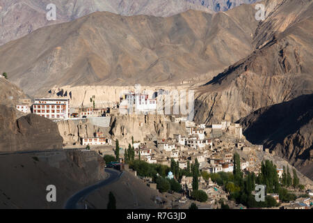 Lamayuru Kloster Lamayuru Dorf und die Verbindungsstraße von Srinagar und Leh (NH1), Ladakh, Jammu und Kaschmir, Indien Stockfoto