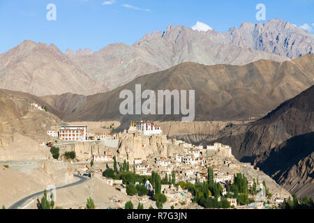 Lamayuru Kloster Lamayuru Dorf und die Verbindungsstraße von Srinagar und Leh (NH1), Ladakh, Jammu und Kaschmir, Indien Stockfoto