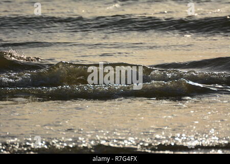 Abends Wellen, Blackrock Sands, North Wales Stockfoto