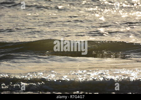 Abends Wellen, Blackrock Sands, North Wales Stockfoto