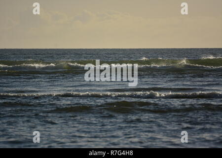 Abends Wellen, Blackrock Sands, North Wales Stockfoto