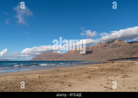 Blick auf Caleta de Famara und das Meer wie aus dem Famara massiv gesehen, Lanzarote, Kanarische Inseln, Spanien Stockfoto