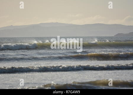 Wellen an Blackrock Sands Stockfoto