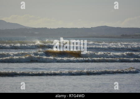 Wellen an Blackrock Sands Stockfoto