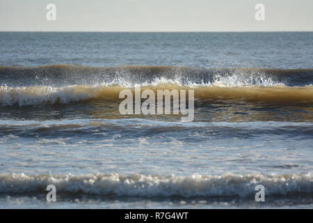 Wellen an Blackrock Sands Stockfoto