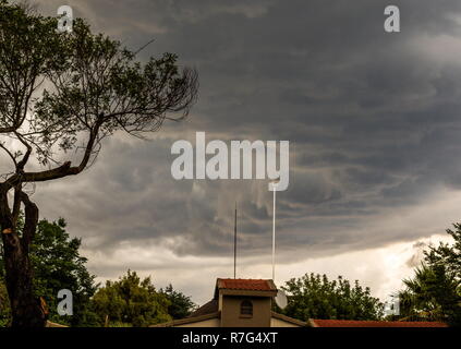 Gewitterwolken über den Dächern der Häuser in einem Wohnviertel Bild mit Kopie Raum im Querformat. Stockfoto