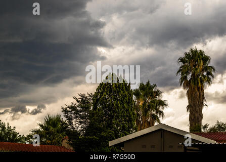 Gewitterwolken über den Dächern der Häuser in einem Wohnviertel Bild mit Kopie Raum im Querformat. Stockfoto