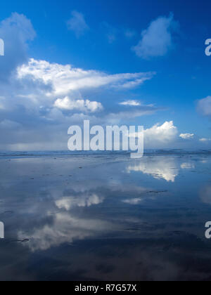 Schöner Strand Reflexionen an Westward Ho! In North Devon, England Stockfoto