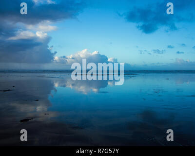 Schöner Strand Reflexionen an Westward Ho! In North Devon, England Stockfoto