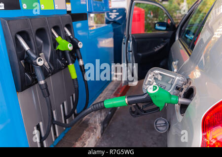 Die Pistolen auf europäischer Tankstelle. 95E5 "grüne Pistole in den Tank des Autos gesteckt. Konzentrieren Sie sich auf die Pistole. Stockfoto