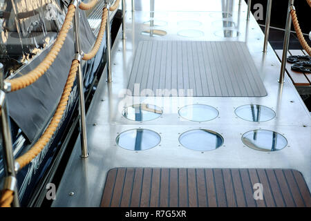 Leiter mit Seilen auf einer Kreuzfahrt im Meer Boot. Ansicht von oben Stockfoto