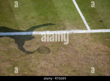 Schatten der Player auf der Grundlinie in Wimbledon, London, England, Vereinigtes Königreich. Stockfoto