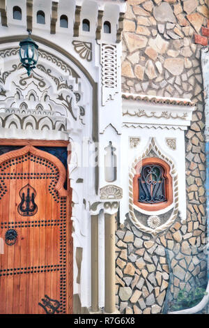 Sehr schöne Tür und Fenster in einem Haus in der Medina von Fes, eine der meist besuchten Städte in der von Touristen im Norden Marokkos Stockfoto