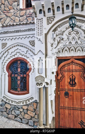 Sehr schöne Tür und Fenster in einem Haus in der Medina von Fes, eine der meist besuchten Städte in der von Touristen im Norden Marokkos Stockfoto