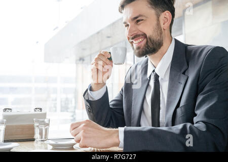 Unternehmer auf Kaffeepause im Restaurant sitzen trinken Espresso lächelnd Stockfoto