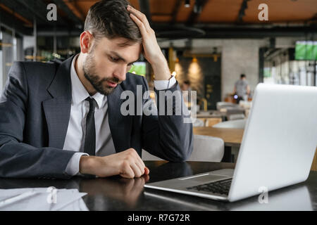 Unternehmer auf Business Lunch im Restaurant sitzen auf der Suche nach Lösung Stockfoto
