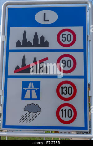 Schild in Mertert, Grevenmacher, informieren über Geschwindigkeit - Grenzen im Großherzogtum Luxemburg, Europa Stockfoto