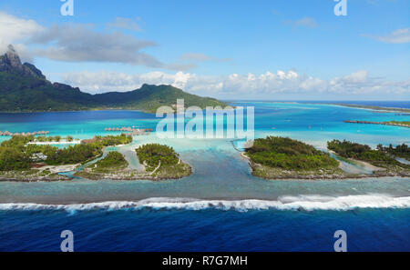 Antenne mit Panoramablick auf die Landschaft der Insel Bora Bora in Französisch Polynesien mit den Mont Otemanu Berg vom türkisfarbenen Lagune umgeben, Motu ein Stockfoto