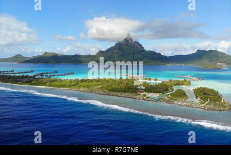 Antenne mit Panoramablick auf die Landschaft der Insel Bora Bora in Französisch Polynesien mit den Mont Otemanu Berg vom türkisfarbenen Lagune umgeben, Motu ein Stockfoto