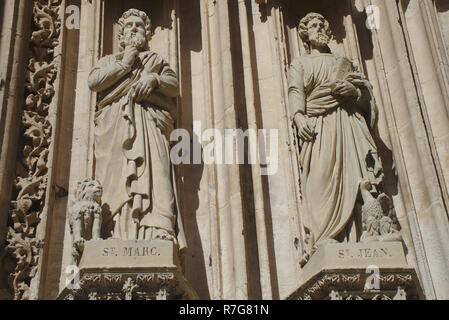 Skulpturen von Saint-Marc und Saint-Jean, Einzelheiten über die Tür der Kirche Saint-Maclou, in Rouen Stockfoto