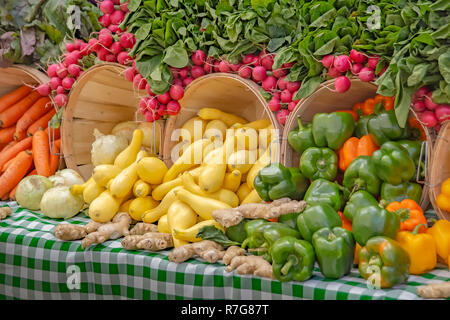 Jeden Samstag auf dem Bauernmarkt werden Sie eine Verity von biologisch angebautem Gemüse finden. Stockfoto