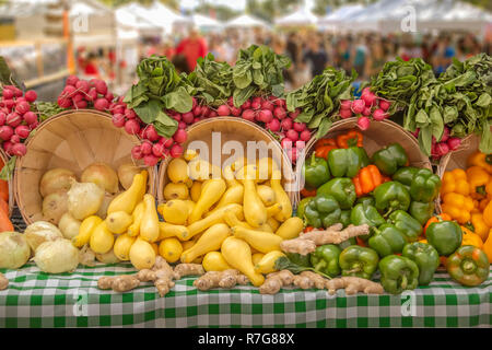 Ein Verity von frischem Gemüse sehr schön am Bauernmarkt angezeigt wird, Sie eine Verity von biologisch angebautem Gemüse finden. Stockfoto