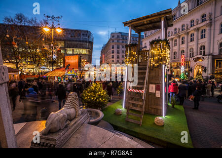 Budapester Weihnachtsmarkt und Winter Festival am Vörösmarty tér Stockfoto