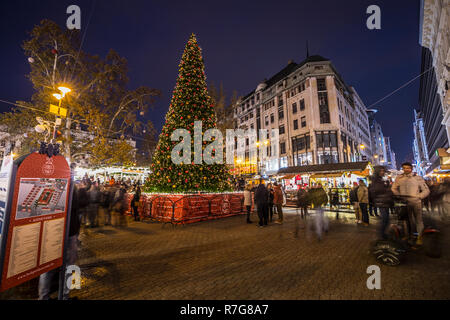 Budapester Weihnachten Baum an Karácsonyi Vásár Stockfoto