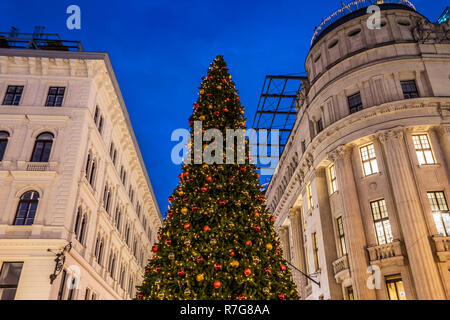 Budapester Weihnachten Baum an Karácsonyi Vásár Stockfoto