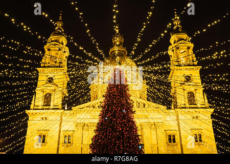 Budapest Advent, Basilika und Weihnachten Baum bei Nacht Stockfoto