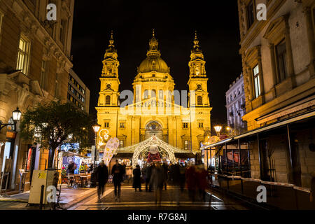 Touristen, die Weihnachten-Messe in der Basilika in Budapest Stockfoto