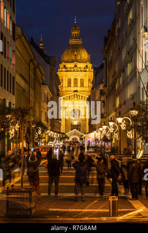 Touristen, die Weihnachten-Messe in der Basilika in Budapest Stockfoto