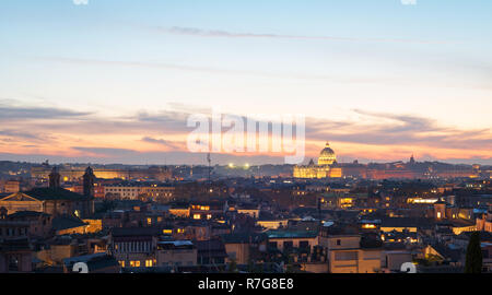 Skyline von Rom in der Abenddämmerung Stockfoto