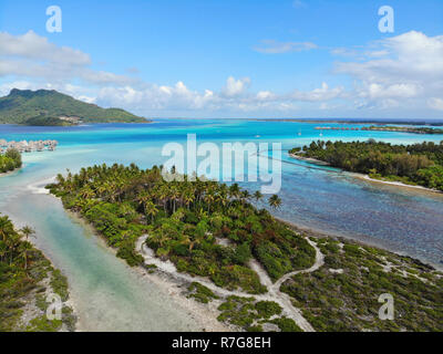 Antenne mit Panoramablick auf die Landschaft der Insel Bora Bora in Französisch Polynesien mit den Mont Otemanu Berg vom türkisfarbenen Lagune umgeben, Motu ein Stockfoto