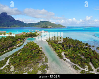 Antenne mit Panoramablick auf die Landschaft der Insel Bora Bora in Französisch Polynesien mit den Mont Otemanu Berg vom türkisfarbenen Lagune umgeben, Motu ein Stockfoto