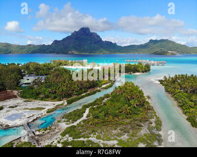 Antenne mit Panoramablick auf die Landschaft der Insel Bora Bora in Französisch Polynesien mit den Mont Otemanu Berg vom türkisfarbenen Lagune umgeben, Motu ein Stockfoto