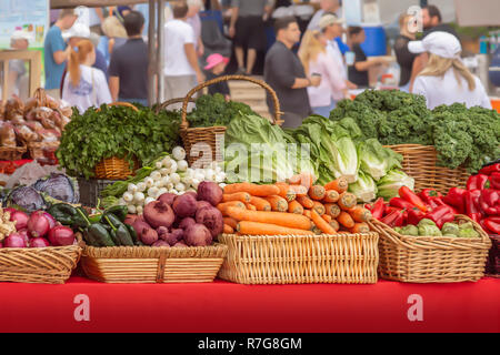 Menschen versammeln sich an den Wochenenden auf der lokalen freien Farmers Market. Gestapelten Tabellen gefüllt mit frischen Bioprodukten lokal angebauten Produkten. Stockfoto