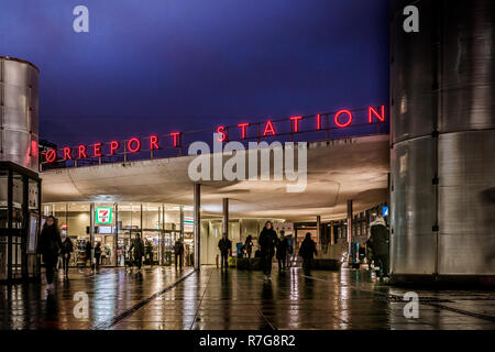 Bahnhof Norreport bei Nacht. Menschen zu Fuß auf der Straße. Kopenhagen, 5. Dezember 2017 Stockfoto