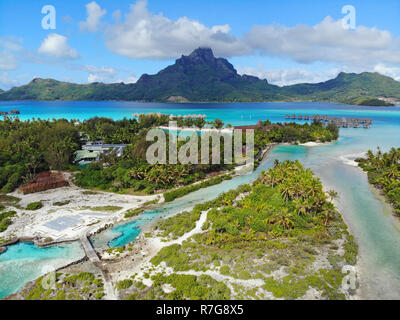 Antenne mit Panoramablick auf die Landschaft der Insel Bora Bora in Französisch Polynesien mit den Mont Otemanu Berg vom türkisfarbenen Lagune umgeben, Motu ein Stockfoto