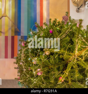 Weihnachtsbaum im modernen Haus von oben gesehen. Stockfoto