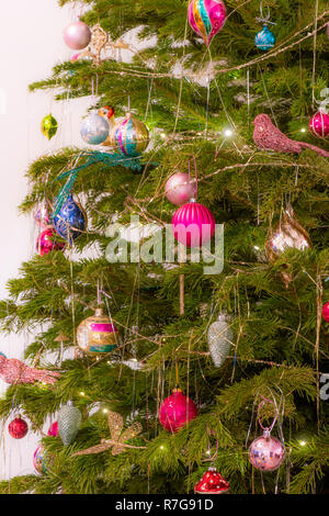 Kugeln auf echten Weihnachtsbaum. Stockfoto