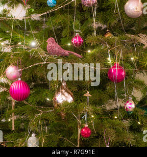 Kugeln auf echten Weihnachtsbaum. Stockfoto