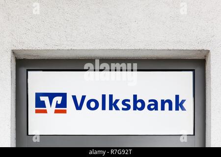 Emstek, Deutschland - 22. Juli 2018: Logo auf einer Wand der Deutschen Genossenschaftsbank Volksbank und Raiffeisenbank in Deutschland Stockfoto