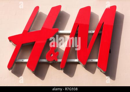 Vejle, Dänemark - Oktober 12, 2018: H&M Logo auf einer Fassade. H&M ist ein schwedischen multinationalen Einzelhandels Kleidung Firma Stockfoto