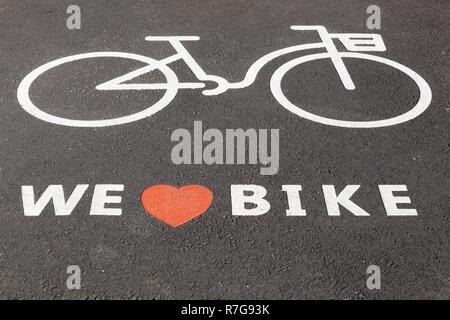Wir lieben Fahrradsymbol auf einer Straße in Dänemark Stockfoto