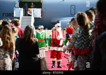 Santa Claus und Elben und Flieger Grüße und ihre Familien nach dem Ausland anreisen, ein US Air Force KC-135 Stratotanker Flugzeuge Mcghee Tyson Air National Guard Base Dezember 2, 2018 in Knoxville, Tennessee. Stockfoto