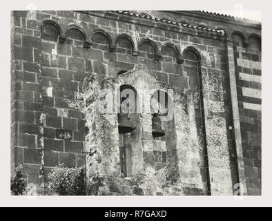 Sardinien Nuoro Ottana S. Nicola, das ist mein Italien, die italienische Land der visuellen Geschichte, Mittelalterlichen romanischen Architektur des 12. Jahrhunderts in Schwarz und violett Trachyt verzierte Fassade mit eingeschnittenen lozanges, Pilaster und Majolika in kleine Vertiefungen. Einigen Pisaner beeinflussen. Antiquitäten nuraghischen Gräber Stockfoto