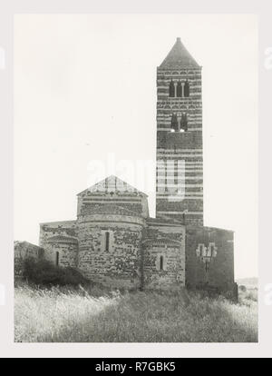 Sardinien Sassari Sassari Umgebung SS. Trinità di Saccargia Camaldolite, das ist mein Italien, die italienische Land der visuellen Geschichte, Außenansichten einer romanischen Kirche aus dem 12. Jahrhundert gehören eine gestreifte dunklem Basalt und weißen Kalkstein Fassade ein Turm von Pisa und Lucchesian Einfluss und dekoriert/groteske Hauptstädte. Antiquitäten zwei Säulen und Kapitelle des Portikus. Foto 1983 Stockfoto